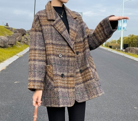 Стилно дамско карирано палто с копчета - широк модел