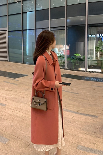 Hosszú, gombos női kabát