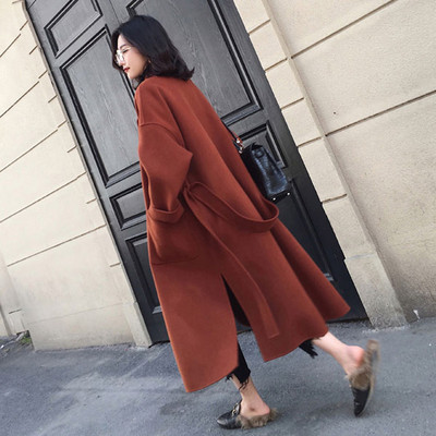 Hosszú női kabát széles modell derékövvel és zsebekkel