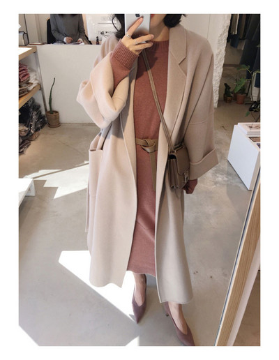 Hosszú női kabát széles modell derékövvel és zsebekkel