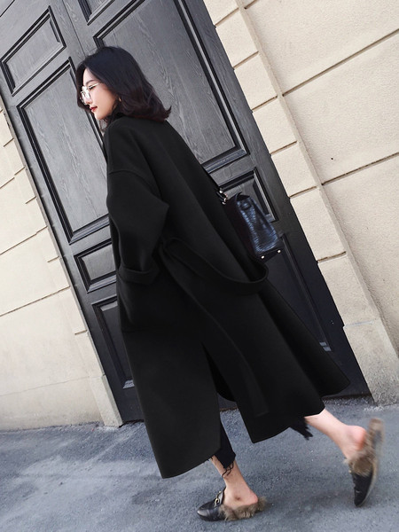 Hosszú női kabát széles modell derékövvel és zsebekkel