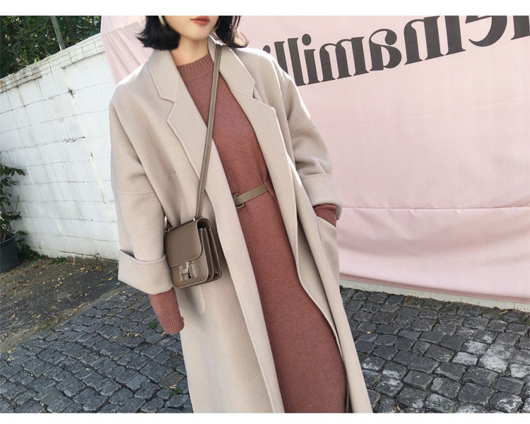 Hosszú női kabát széles modell derékövvel és zsebekkel