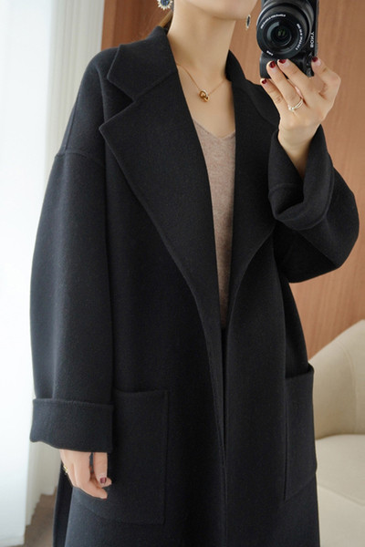 Napi hosszú női kabát zsebbel és spitz nyakkivágással