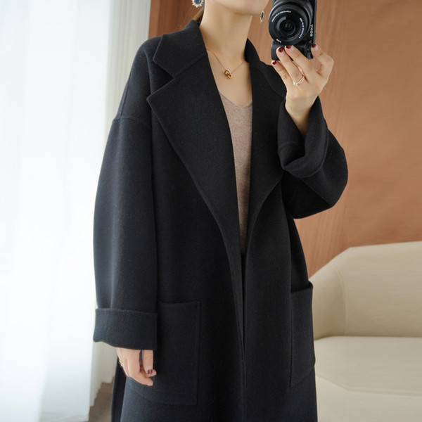 Napi hosszú női kabát zsebbel és spitz nyakkivágással