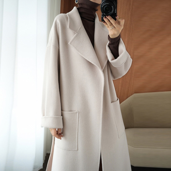 Napi hosszú női kabát zsebbel és spitz nyakkivágással