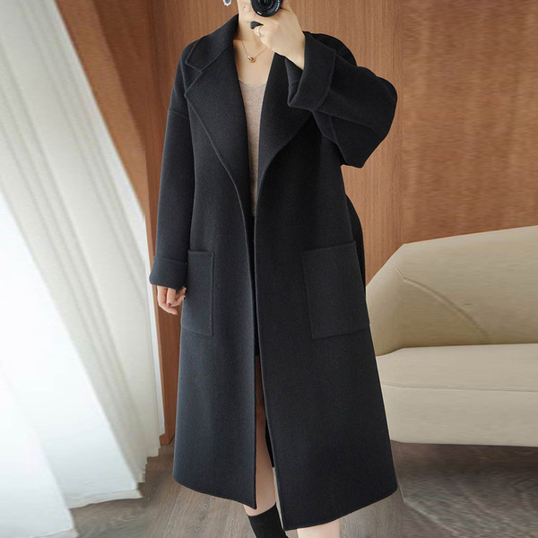 Napi hosszú női kabát zsebbel és spitz nyakkivágással