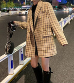 Női alkalmi kockás kabát gombokkal és zsebekkel