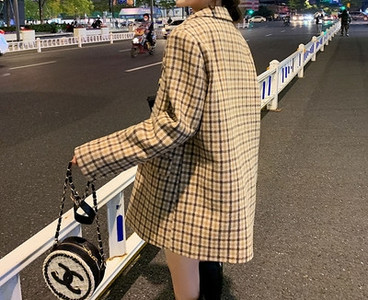 Női alkalmi kockás kabát gombokkal és zsebekkel