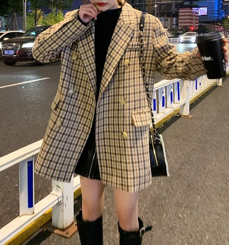 Női alkalmi kockás kabát gombokkal és zsebekkel