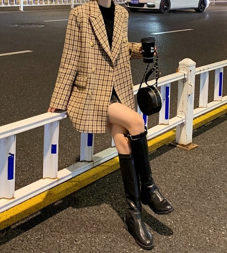 Női alkalmi kockás kabát gombokkal és zsebekkel