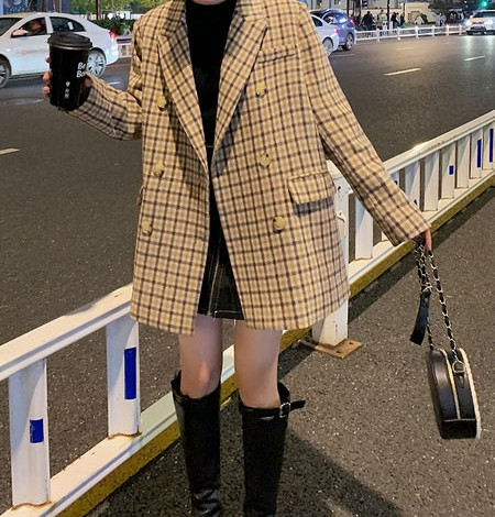 Női alkalmi kockás kabát gombokkal és zsebekkel