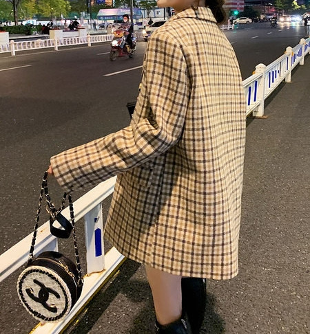 Női alkalmi kockás kabát gombokkal és zsebekkel