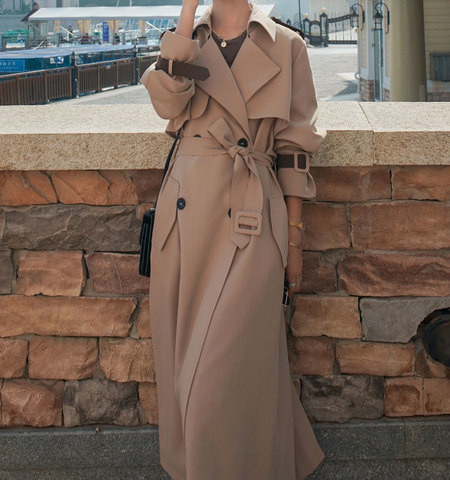Hosszú női esőkabát övvel és gombokkal