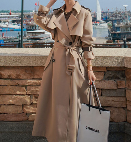 Hosszú női esőkabát övvel és gombokkal