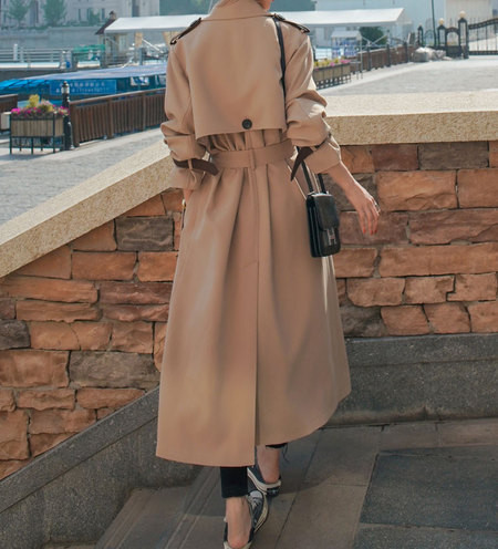 Hosszú női esőkabát övvel és gombokkal