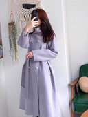 Hosszú női kabát övvel és gombokkal