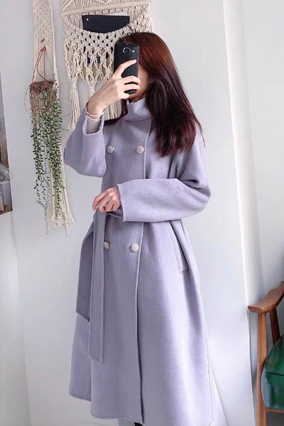 Hosszú női kabát övvel és gombokkal