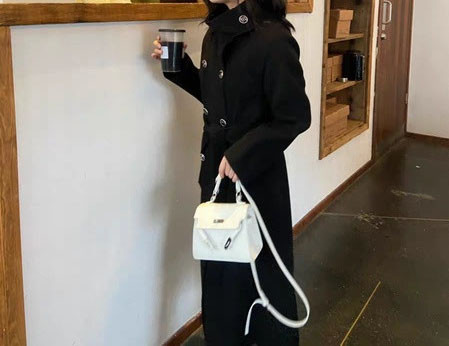 Hosszú női kabát övvel és gombokkal