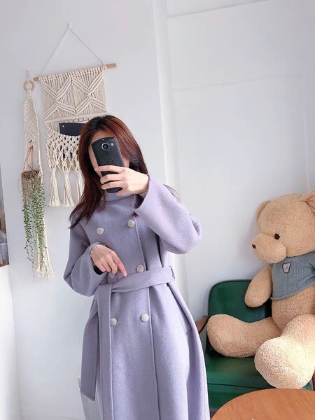 Hosszú női kabát övvel és gombokkal