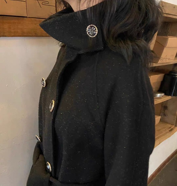 Hosszú női kabát övvel és gombokkal