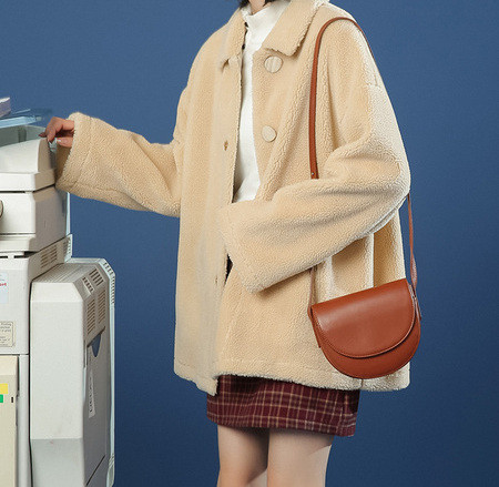 Bézs színű női pehelykabát gombokkal és gallérral