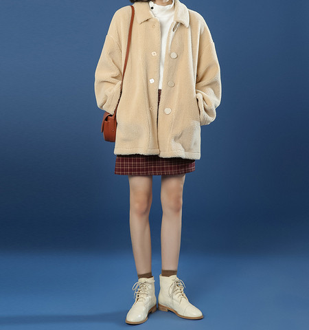 Bézs színű női pehelykabát gombokkal és gallérral