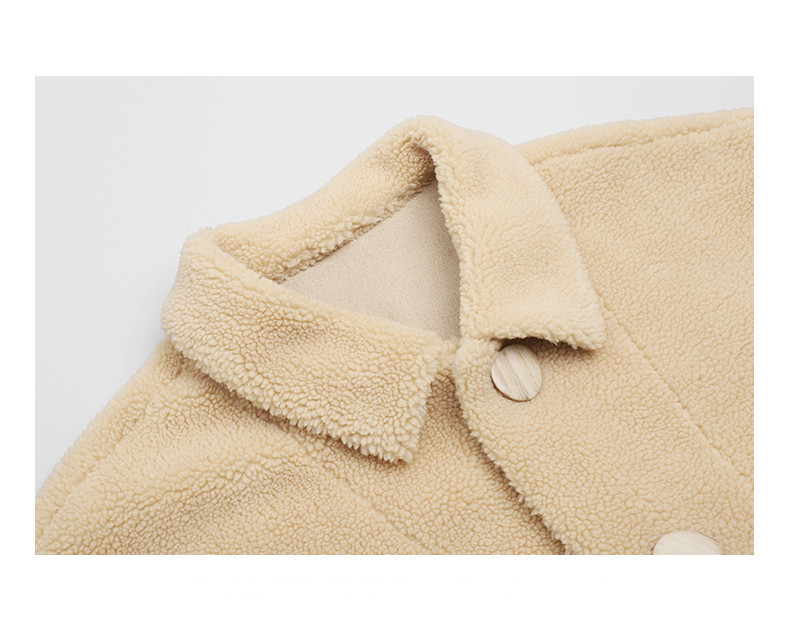 Bézs színű női pehelykabát gombokkal és gallérral