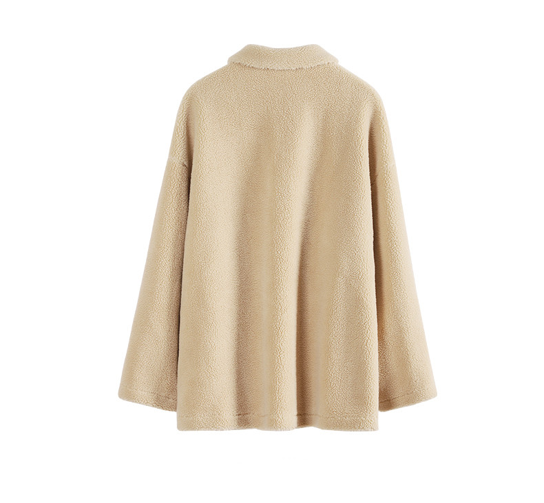 Bézs színű női pehelykabát gombokkal és gallérral