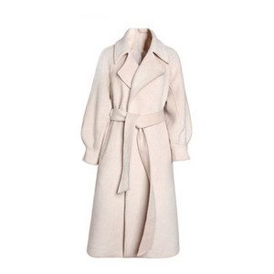 Stílusos női kabát klasszikus gallérral és derékövvel