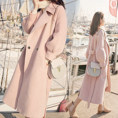 Stílusos női kabát klasszikus gallérral és derékövvel