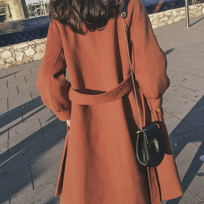 Stílusos női kabát klasszikus gallérral és derékövvel