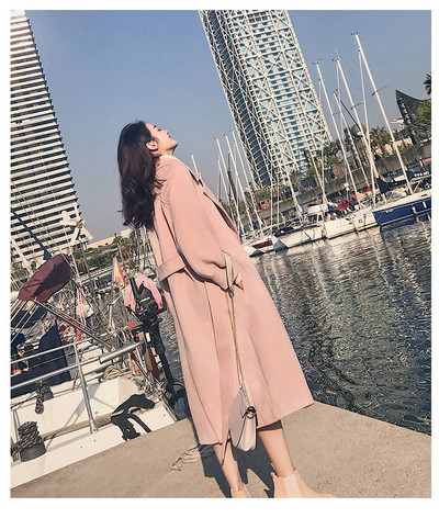 Stílusos női kabát klasszikus gallérral és derékövvel