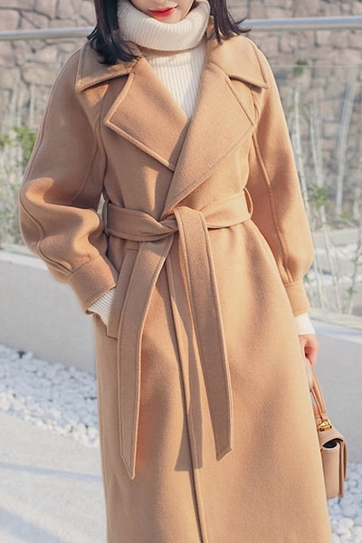 Стилно дамско палто с класическа яка и колан на талията