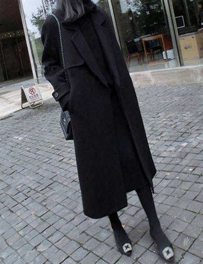 Κομψό γυναικείο παλτό μακρύ μοντέλο με κλασικό γιακά και τσέπες σε μαύρο χρώμα