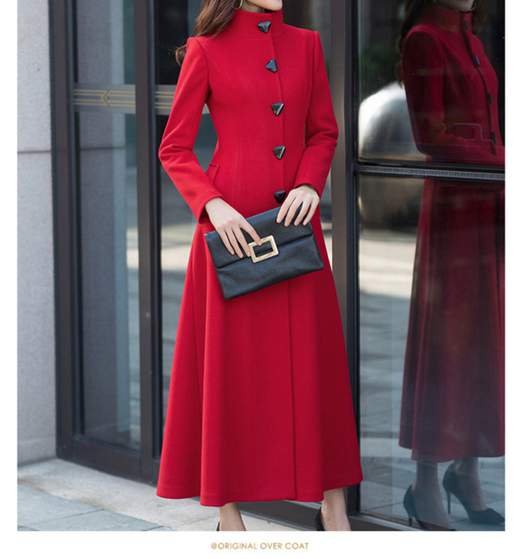 Modern hosszú női kabát magas gallérral és gombokkal