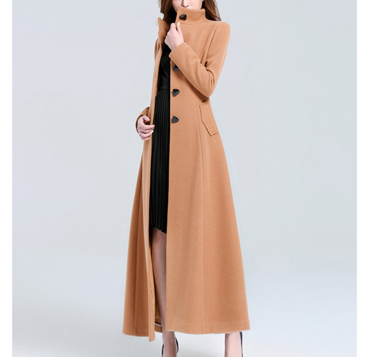 Modern hosszú női kabát magas gallérral és gombokkal