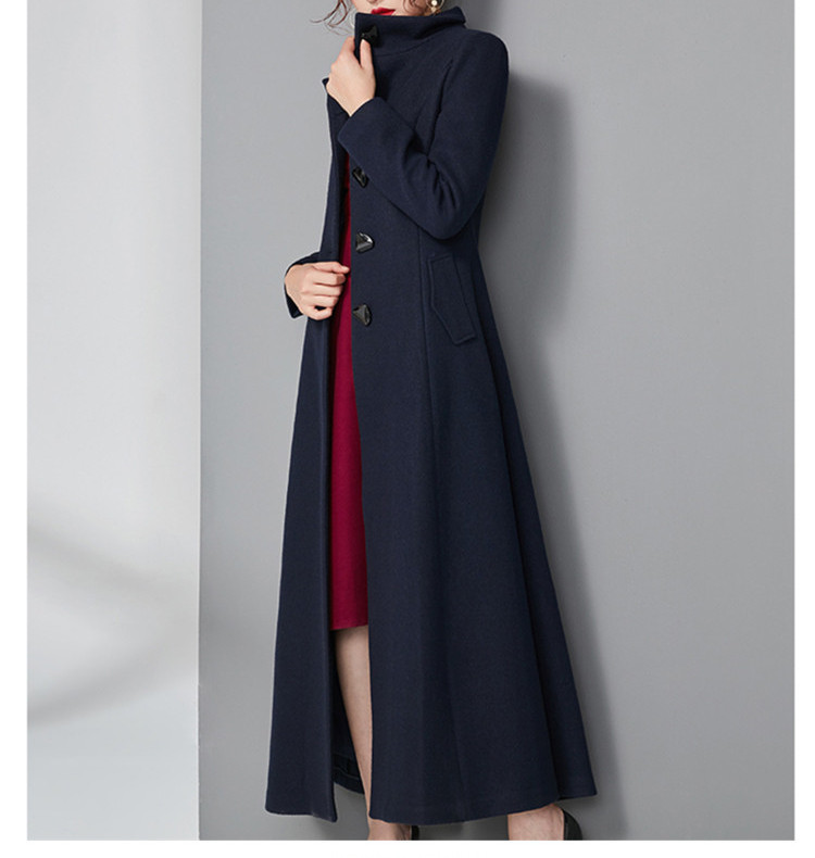 Modern hosszú női kabát magas gallérral és gombokkal