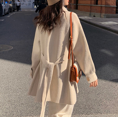 Női széles kabát övvel