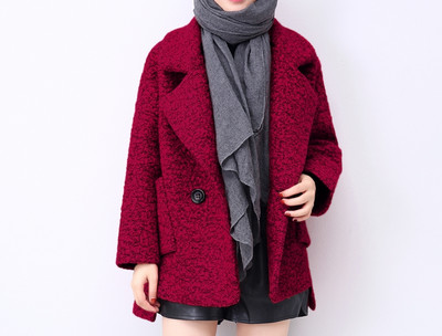 Női alkalmi rövid kabát gombokkal - széles modell