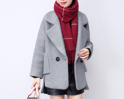 Női alkalmi rövid kabát gombokkal - széles modell