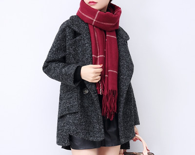 Női alkalmi rövid kabát gombokkal - széles modell