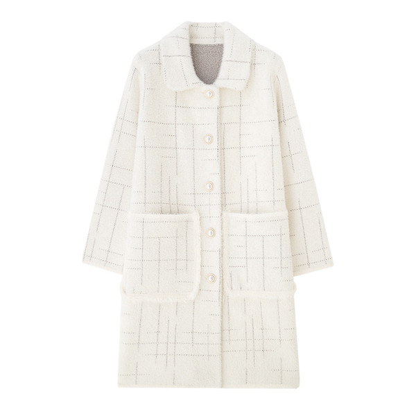 Pühös női hosszú kabát gombokkal és zsebekkel