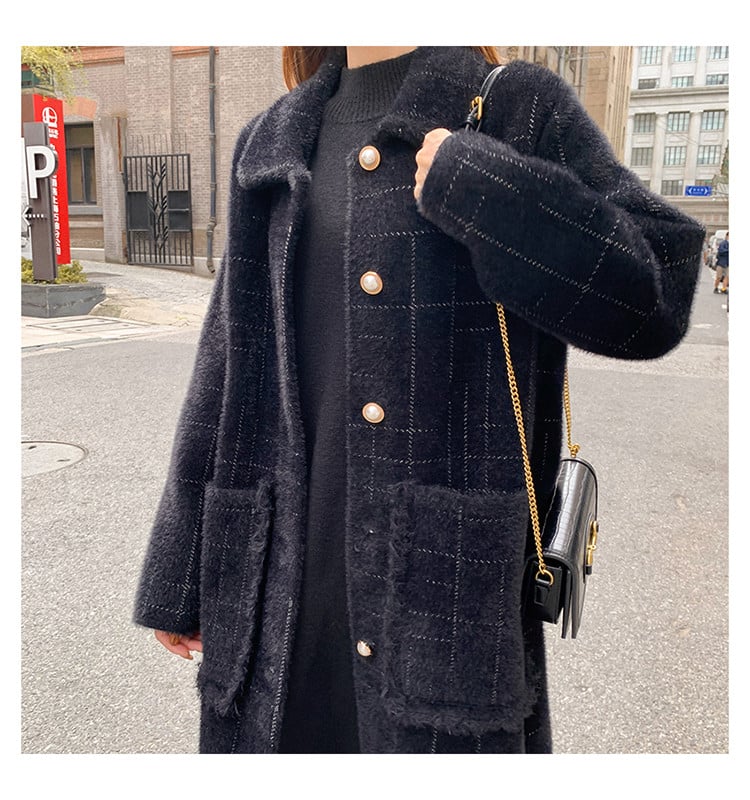 Pühös női hosszú kabát gombokkal és zsebekkel