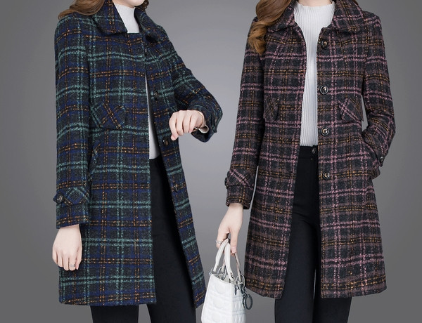 Női lezser hosszú kabát gombokkal és zsebekkel