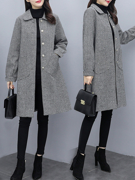 Kockás női kabát közepes hosszúsággal, zsebekkel
