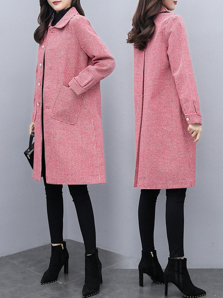 Kockás női kabát közepes hosszúsággal, zsebekkel