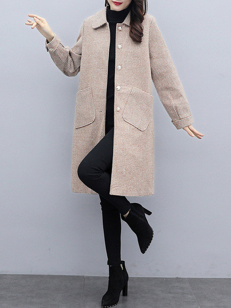 Kockás női kabát közepes hosszúsággal, zsebekkel