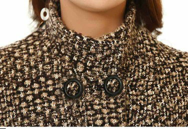 Kockás női kabát gombokkal, magas gallérral