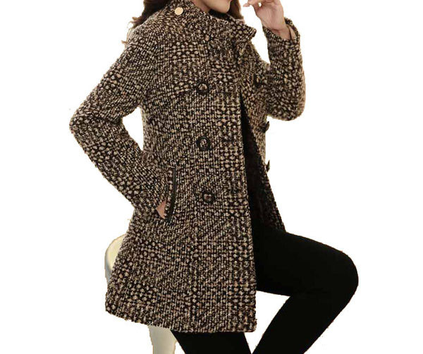 Kockás női kabát gombokkal, magas gallérral