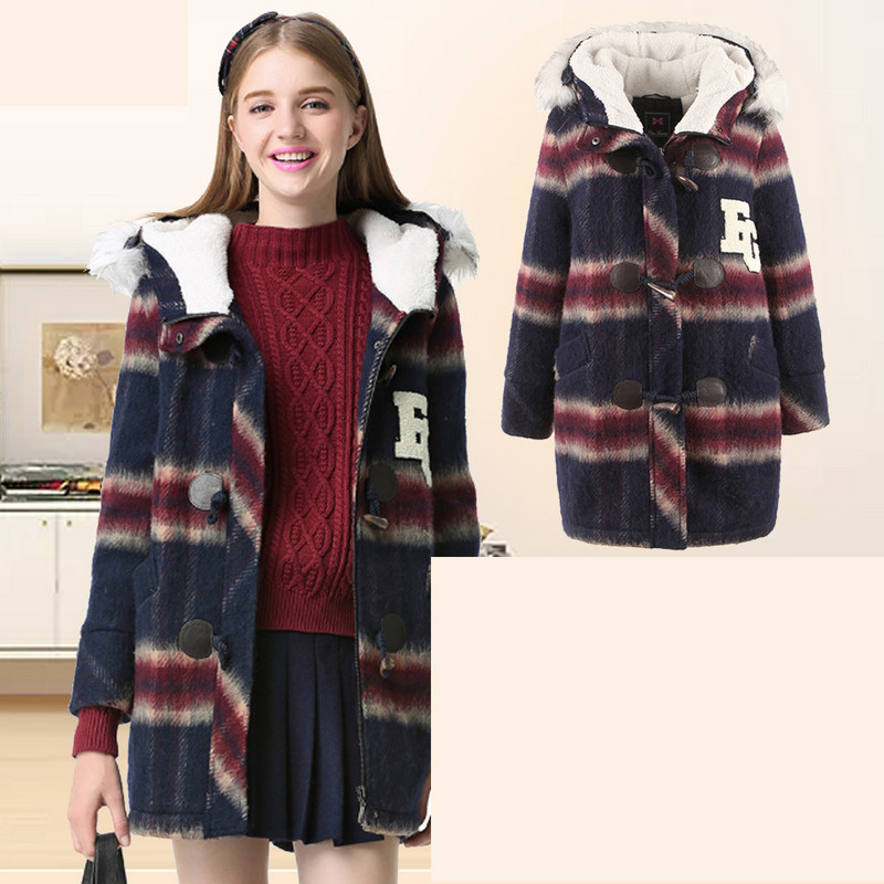 Mindennapi őszi kabát egyenes, gombos modell